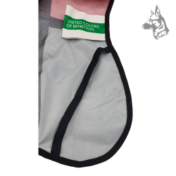 Vista superior del chubasquero para perros Benetton en color amarillo y negro – Material resistente e impermeable con ajuste de  2
