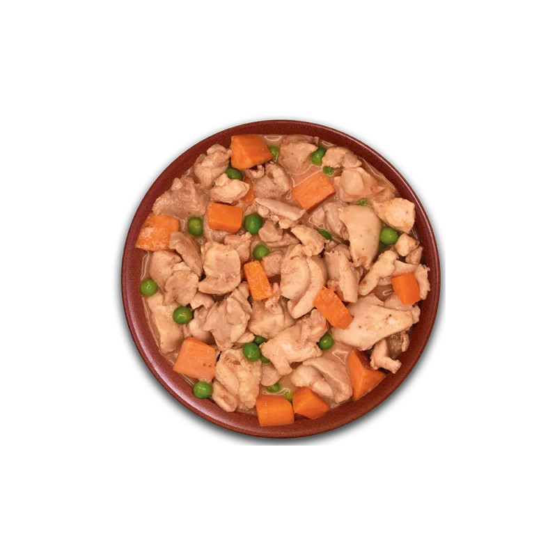 Plato de comida húmeda Alpha Spirit con pollo, zanahorias y guisantes en salsa natural.