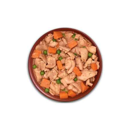 Plato de comida húmeda Alpha Spirit con pollo, zanahorias y guisantes en salsa natural.