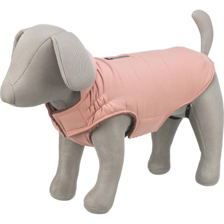 Abrigo para perro Trixie Lesmont color albaricoque colocado sobre maniquí, vista lateral