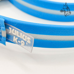 Correa Julius K9 IDC en color azul, fabricada con poliéster resistente y cubierta de silicio fosforescente. Diseñada con un mosq 2