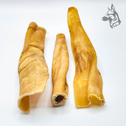 Tiras de piel de caballo deshidratada, con textura firme y colores naturales.