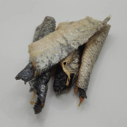 “Snack de piel de salmón deshidratada a granel para perro, textura rugosa, crujiente, ideal como premio natural”. 2